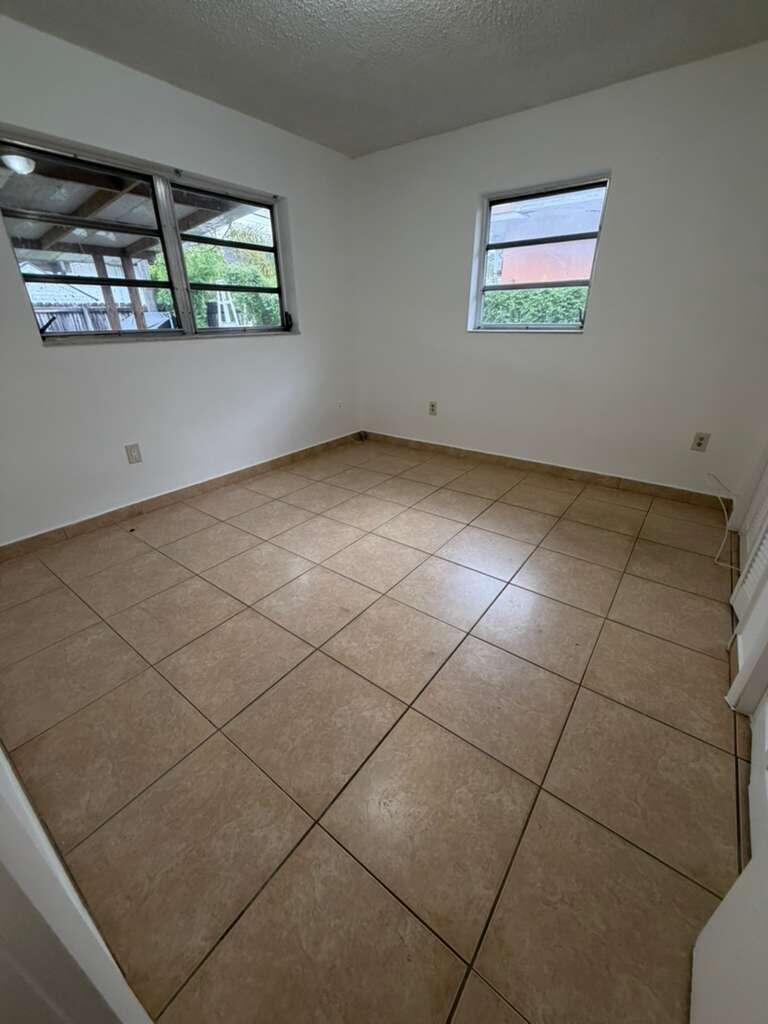 4796 E 10th Avenue Property Photo 5