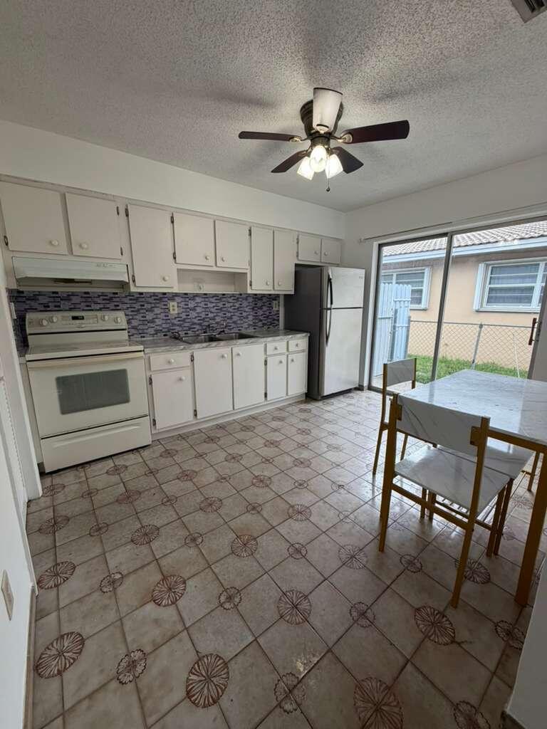 4796 E 10th Avenue Property Photo 9