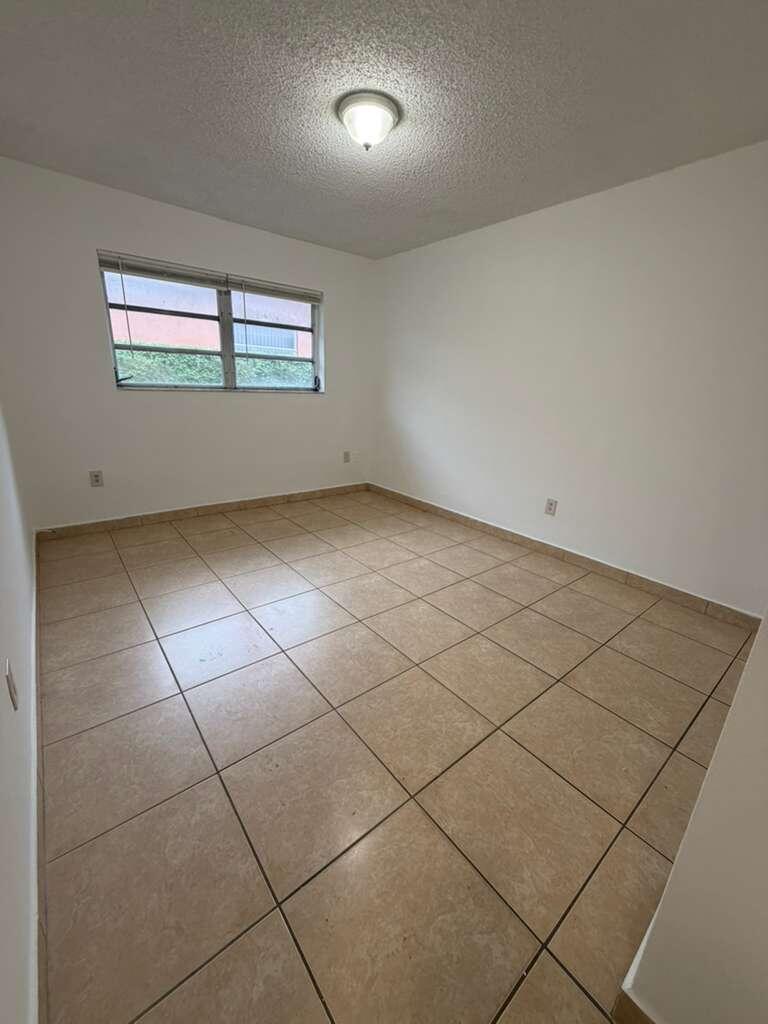 4796 E 10th Avenue Property Photo 12