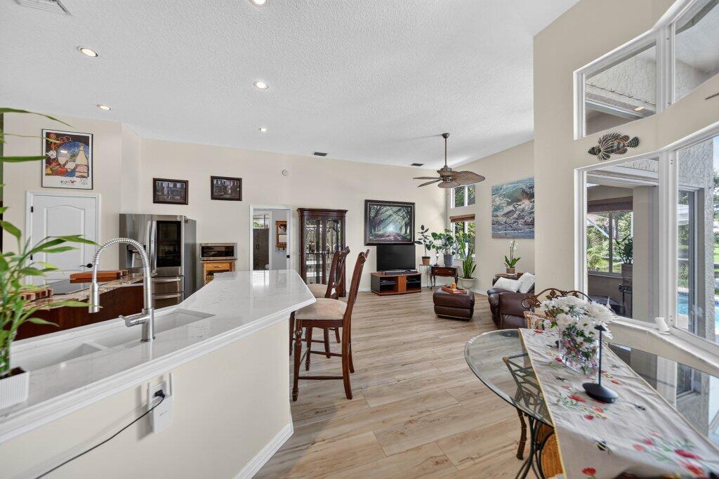 913 Sw Lighthouse Drive Property Photo 10