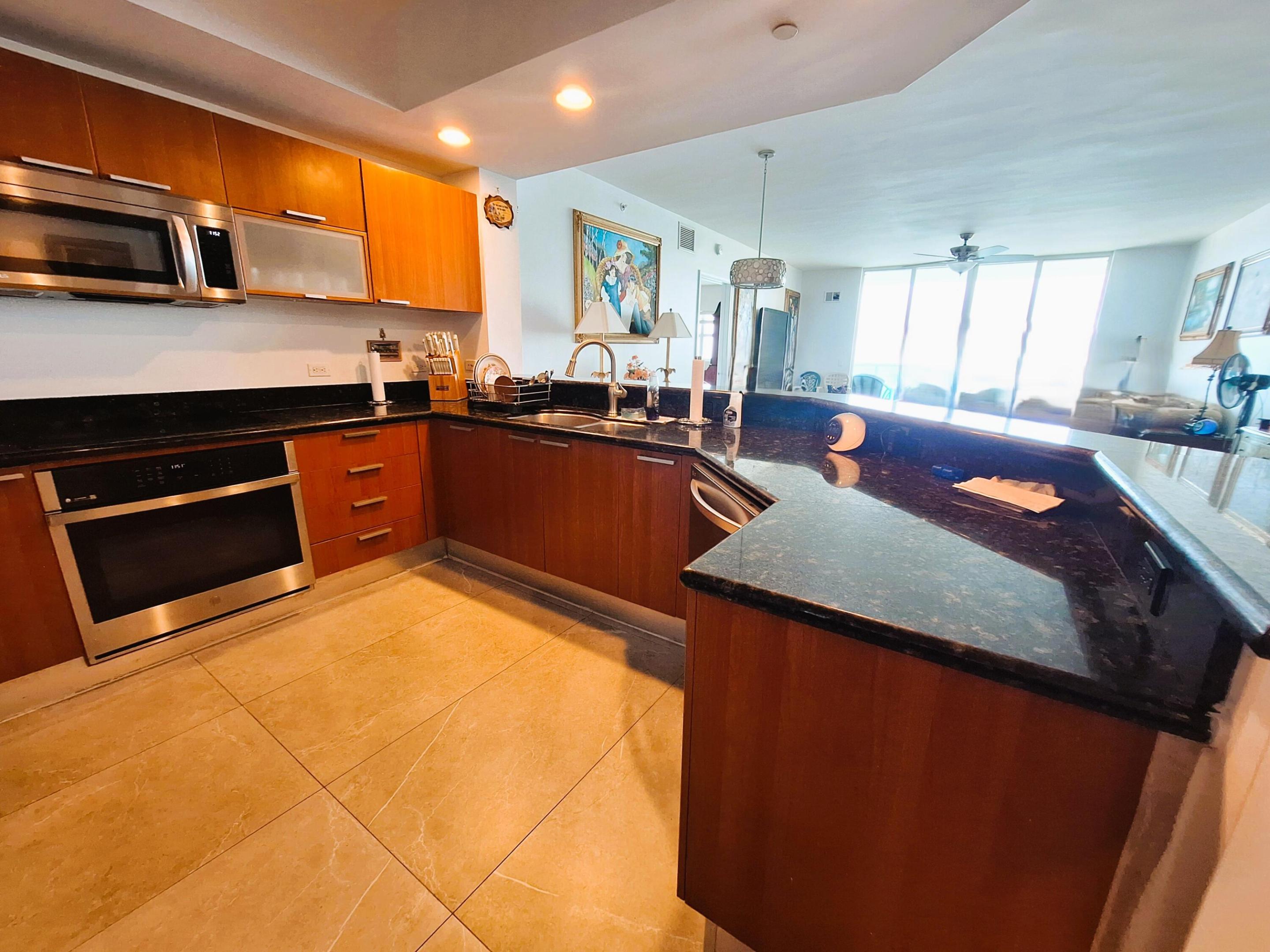 2650 Lake Shore Drive 1705 Property Photo 6