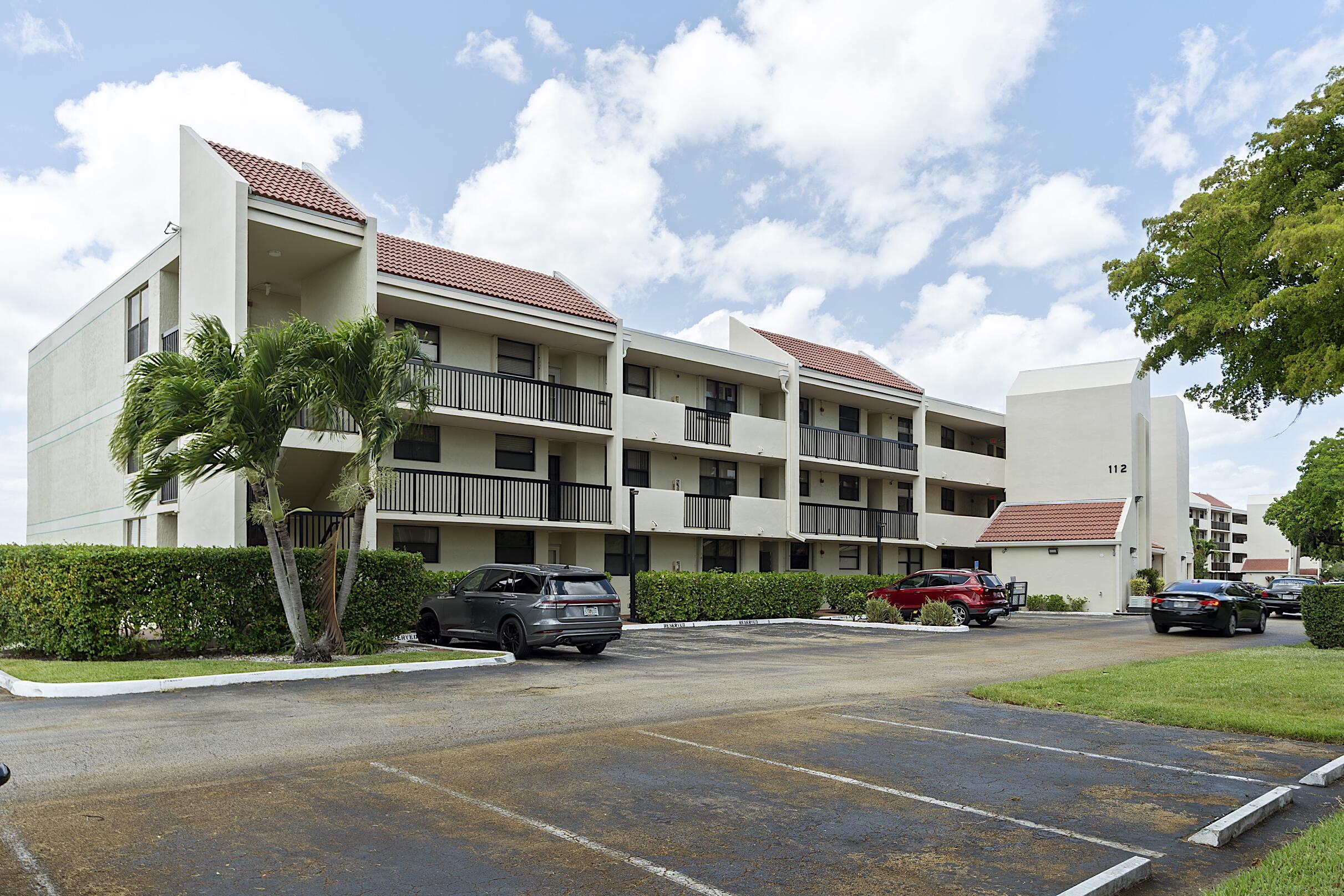 112 LAKE EMERALD Drive 209 Property Photo 1