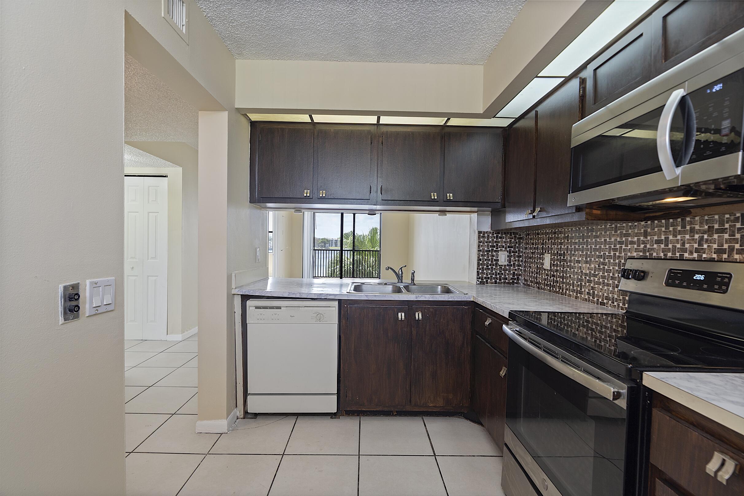 112 Lake Emerald Drive 209 Property Photo 5