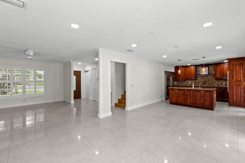 4610 Pine Tree Drive Property Photo 4