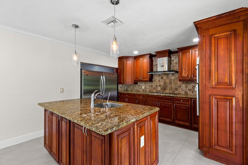4610 Pine Tree Drive Property Photo 5