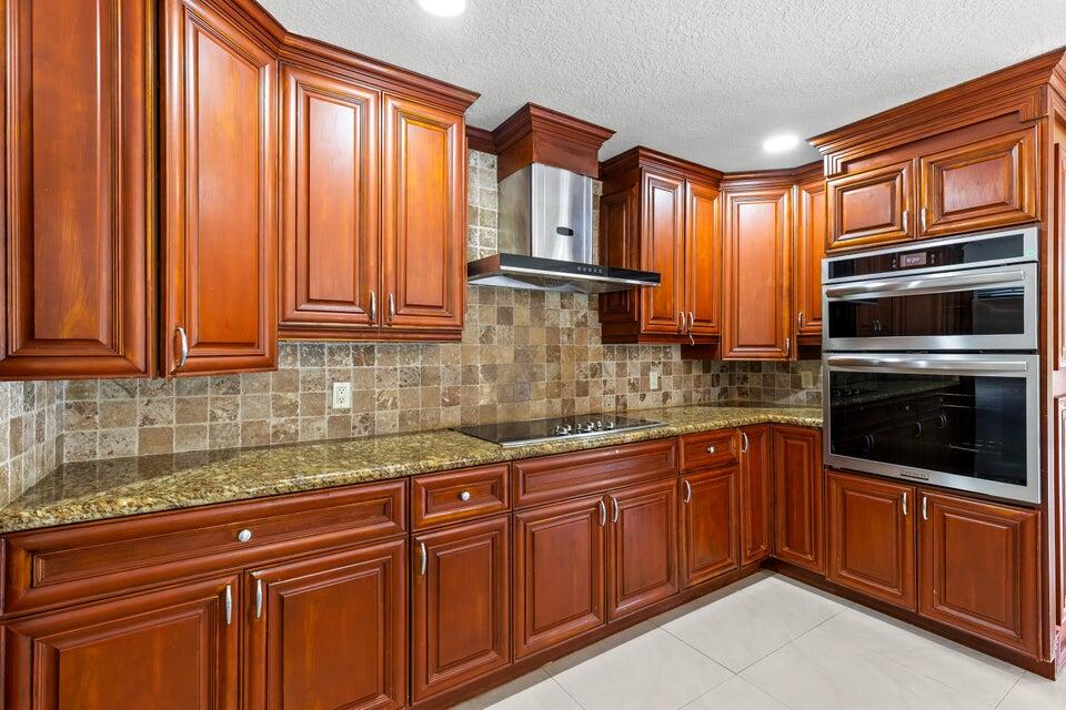4610 Pine Tree Drive Property Photo 6