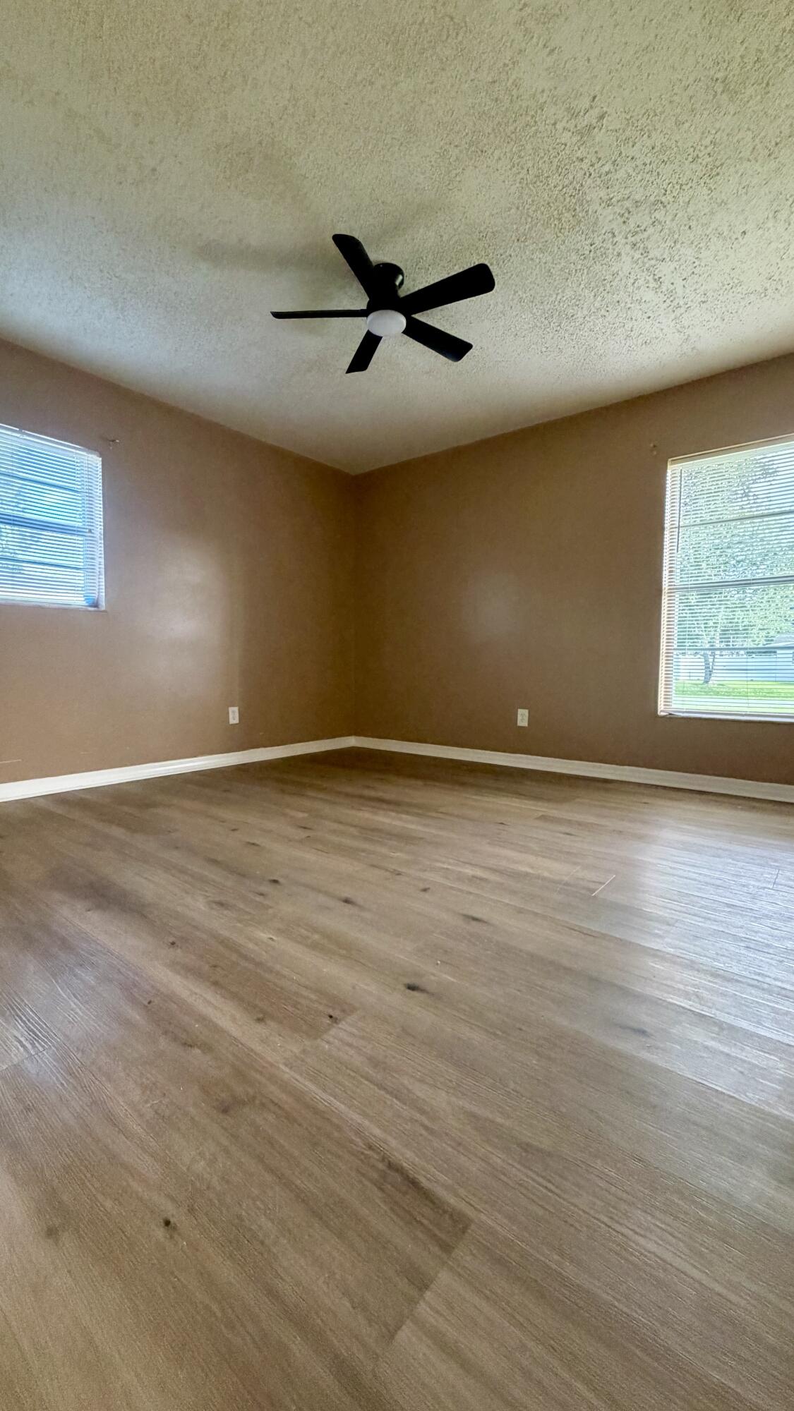 7402 Lakeland Boulevard Property Photo 7