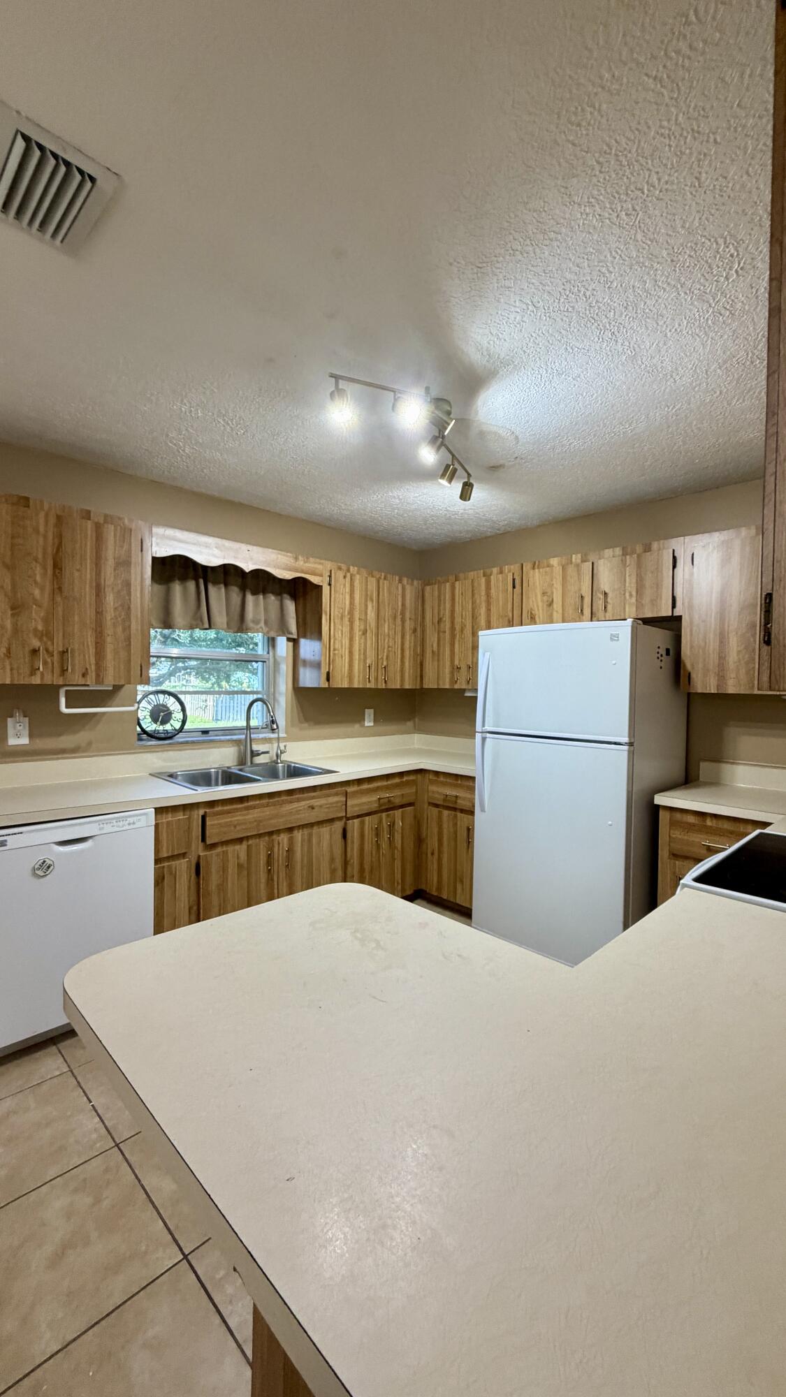 7402 Lakeland Boulevard Property Photo 11