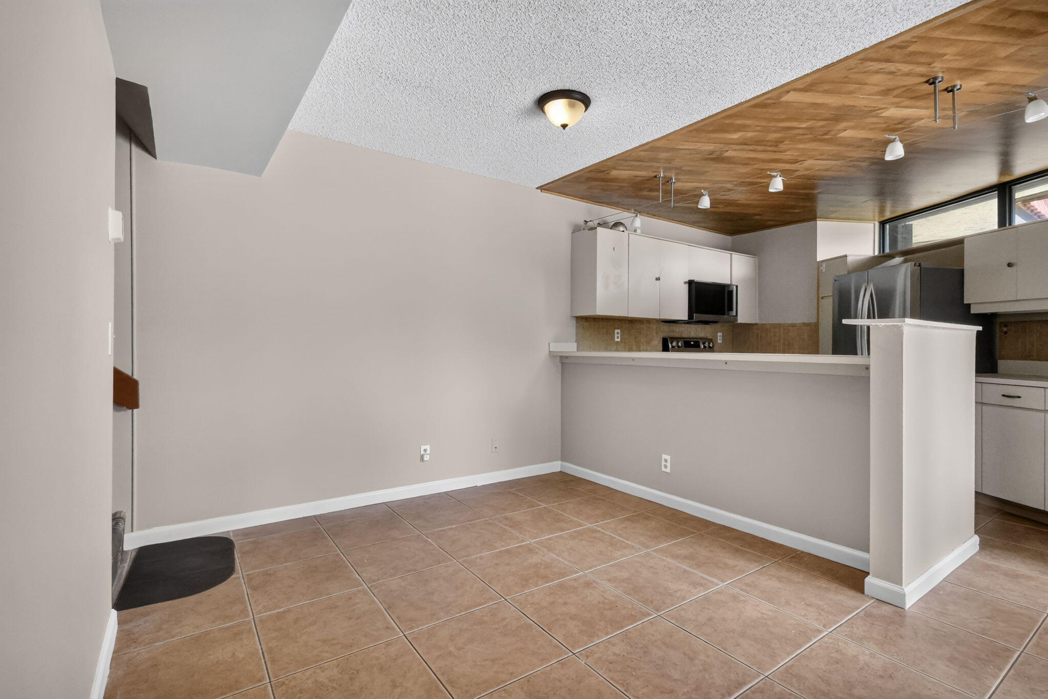 3659 Victoria Drive Property Photo 7