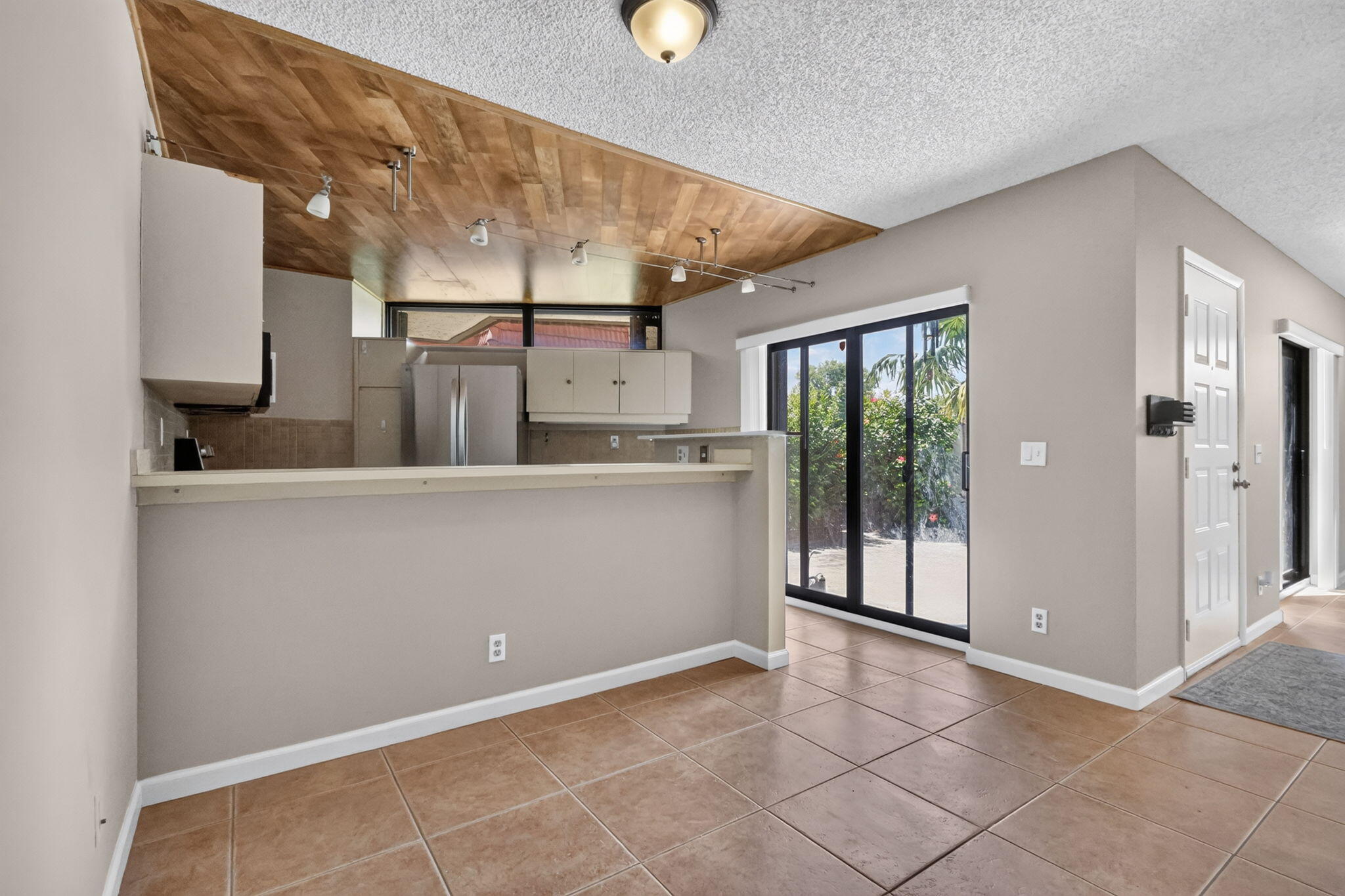 3659 Victoria Drive Property Photo 8