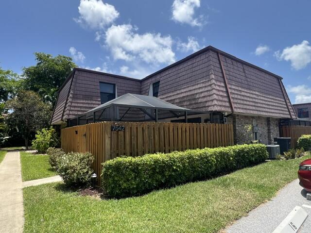 7542 COURTYARD Run E Property Photo 1