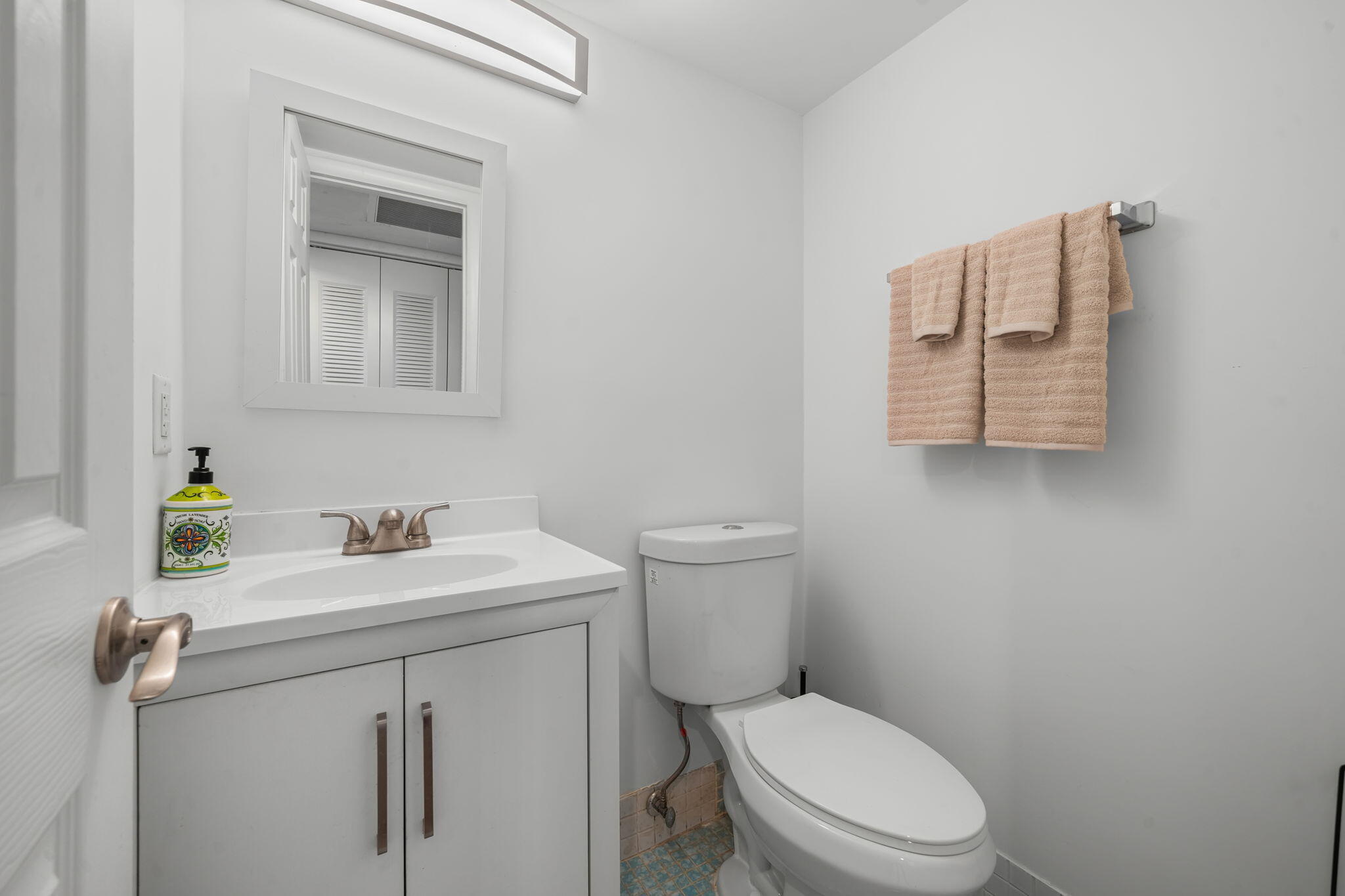 413 Southampton A Property Photo 7