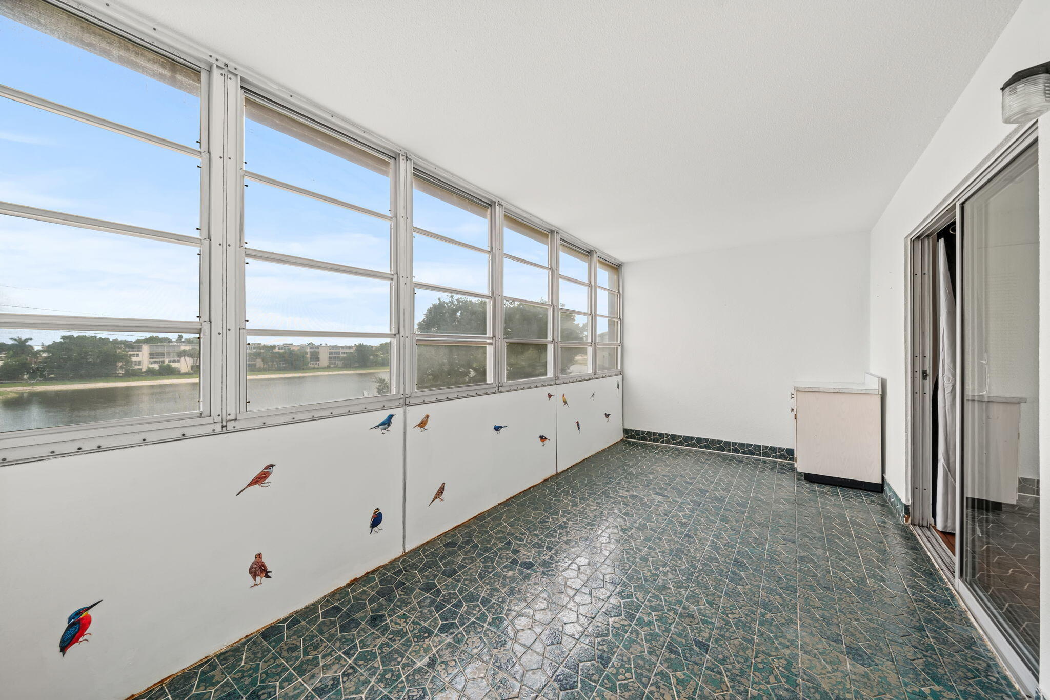 413 Southampton A Property Photo 17
