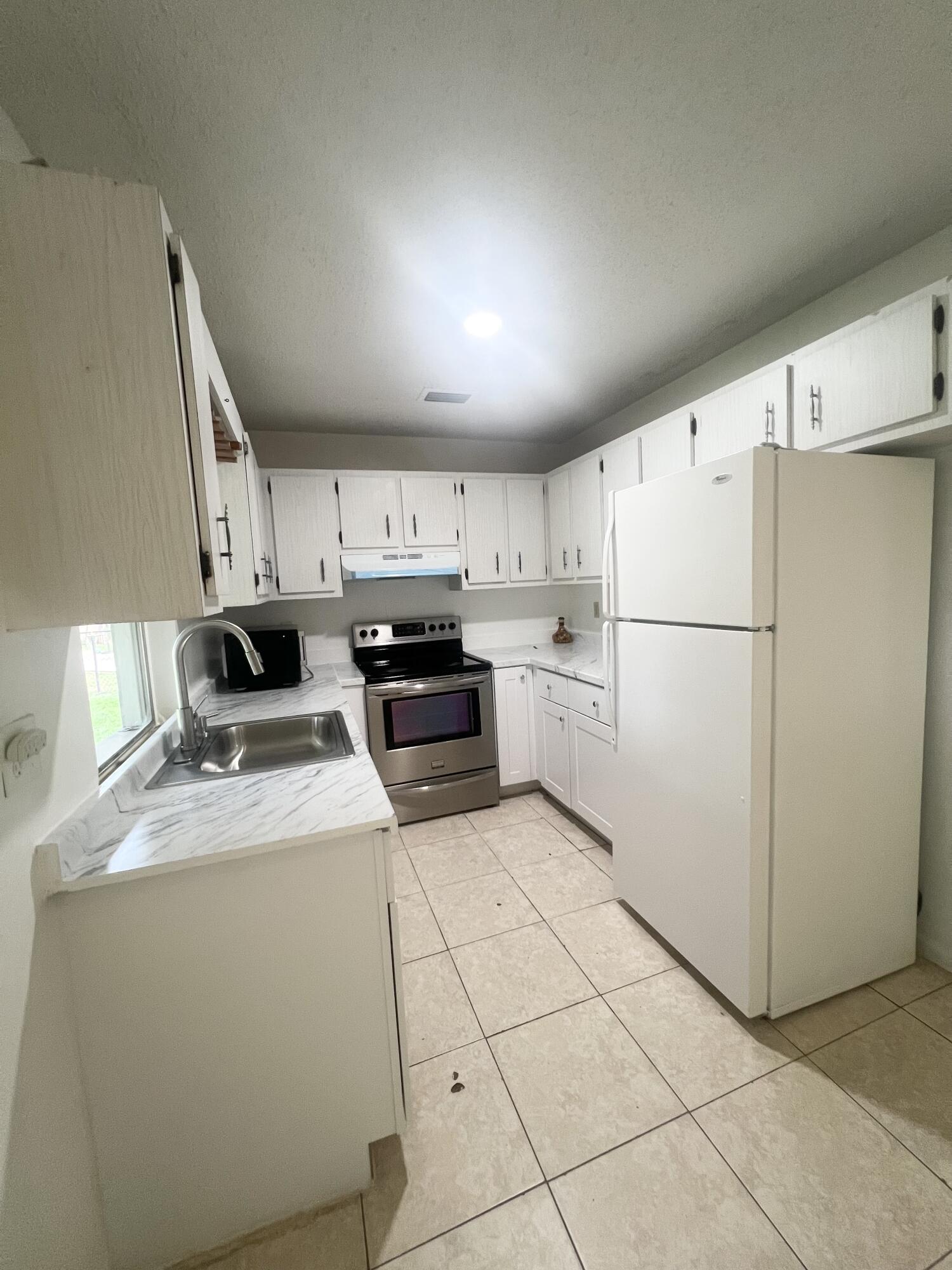 1348 Riverside Circle Property Photo 3