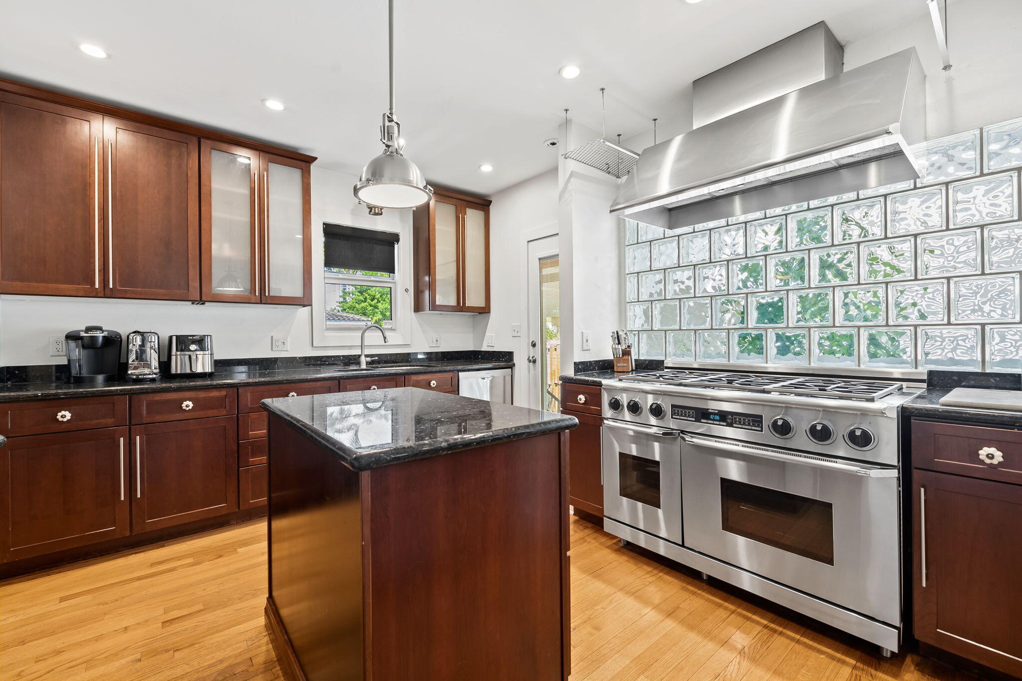 1555 Monroe Street Property Photo 7