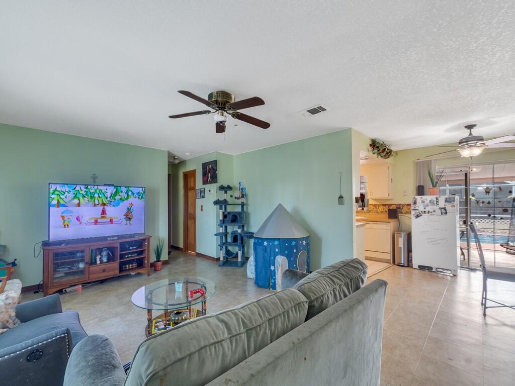 689 Caballero Avenue Se Property Photo 3