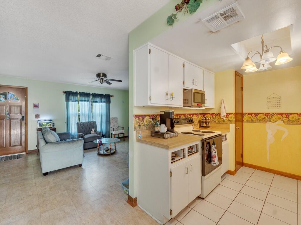 689 Caballero Avenue Se Property Photo 8