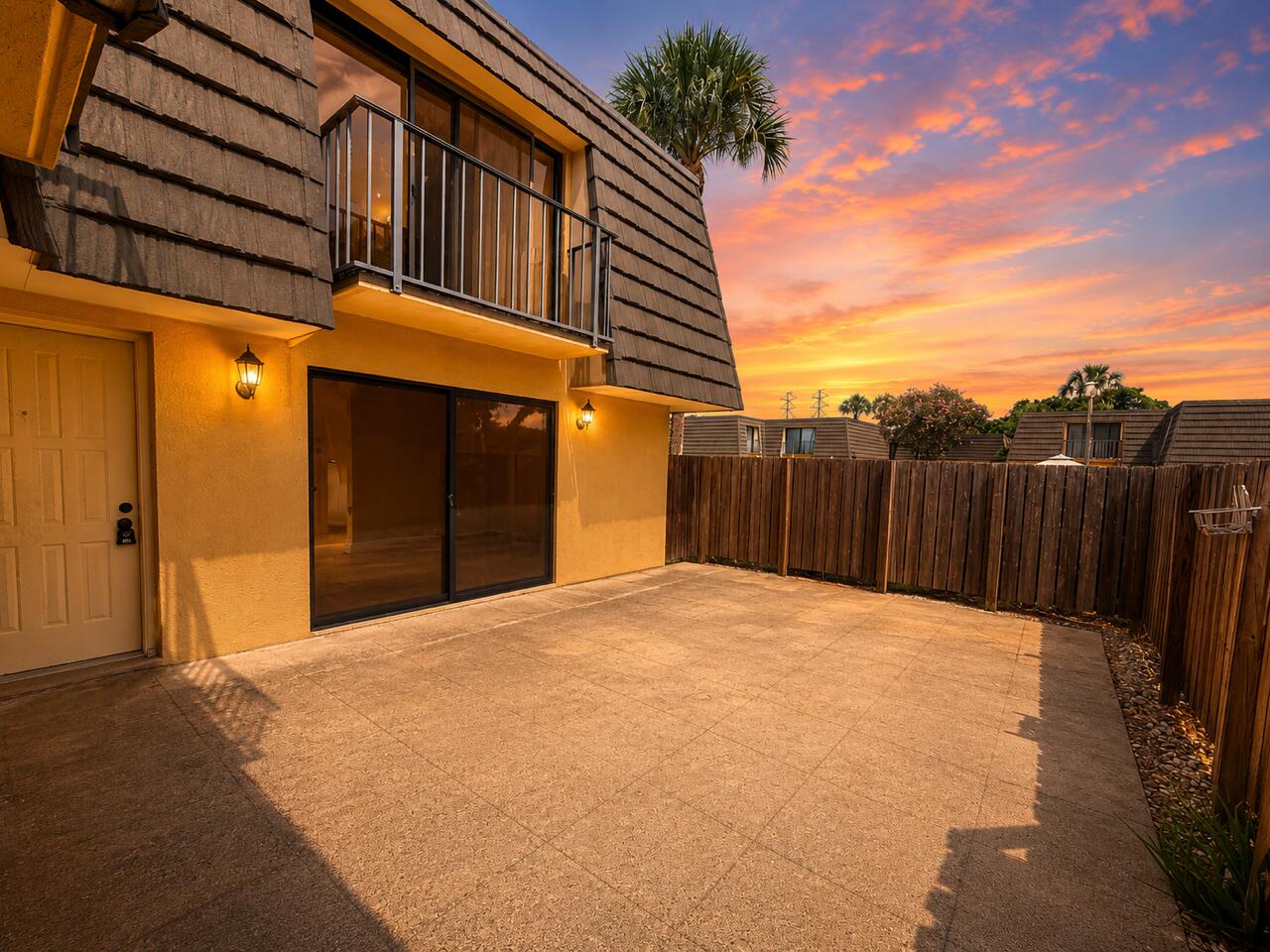 1603 16th Way Property Photo 2