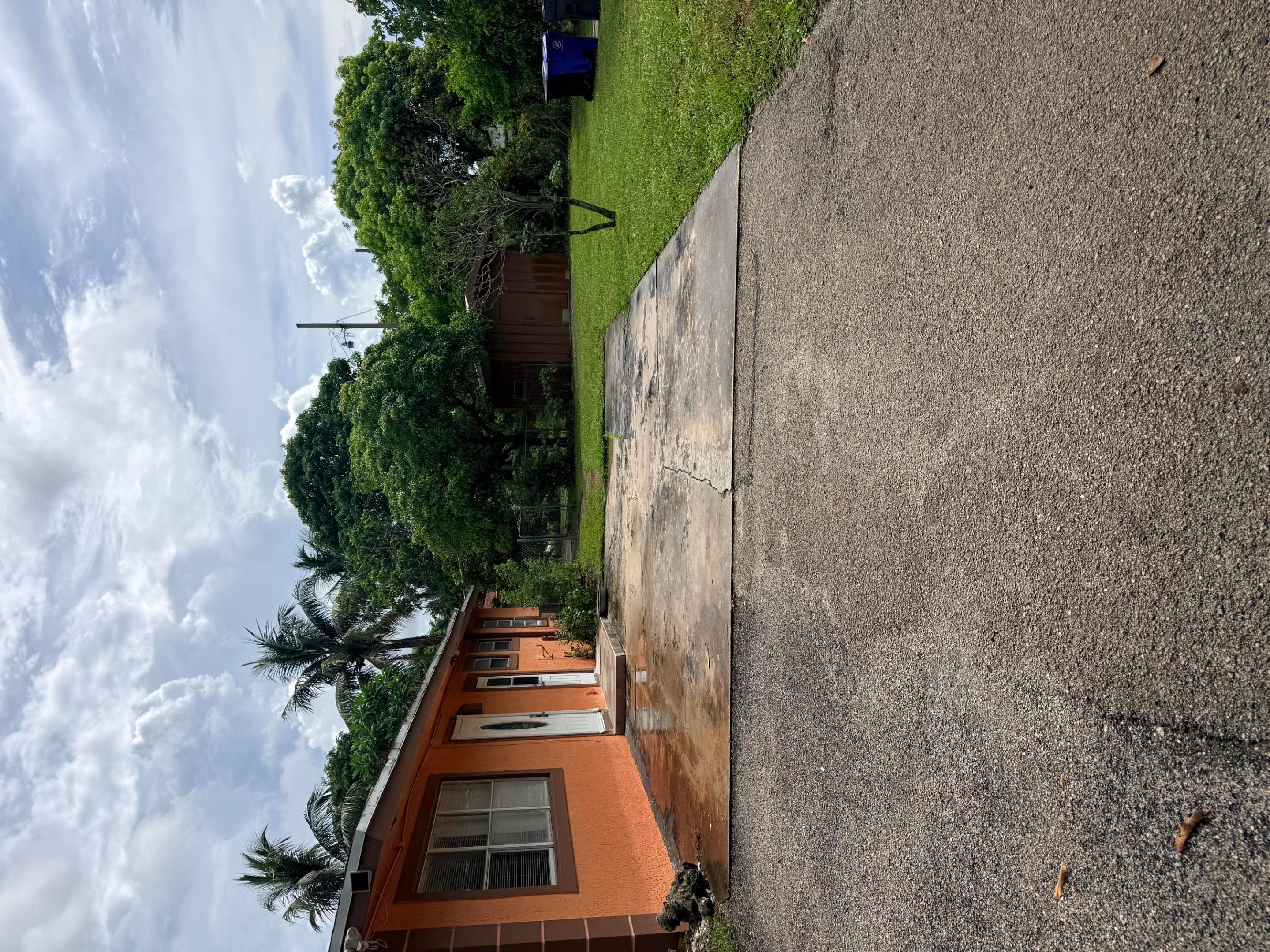 1643 Nw 11th Avenue Property Photo 2