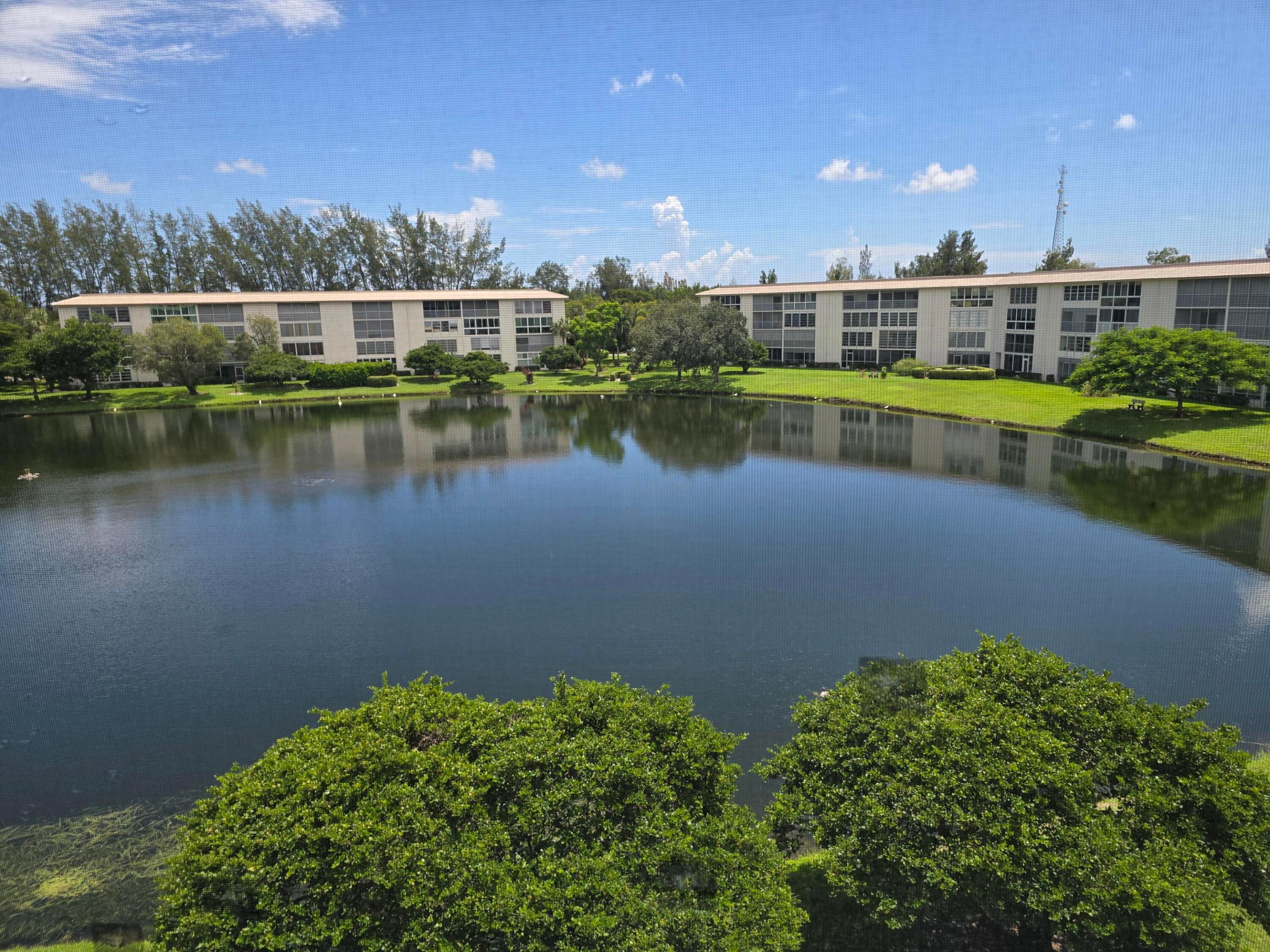 1902 Bermuda Circle E4 Property Photo 1