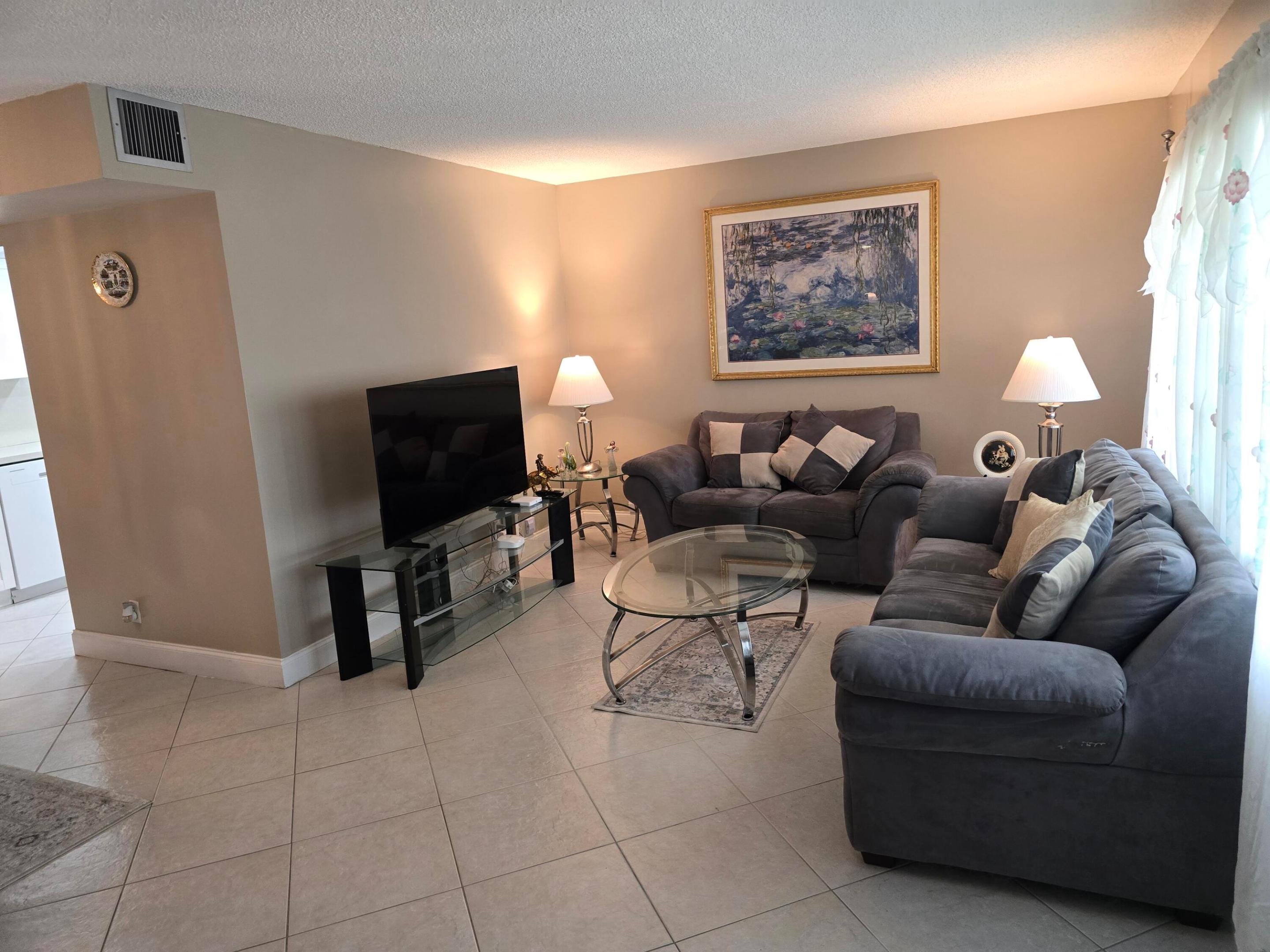 1902 Bermuda Circle E4 Property Photo 3