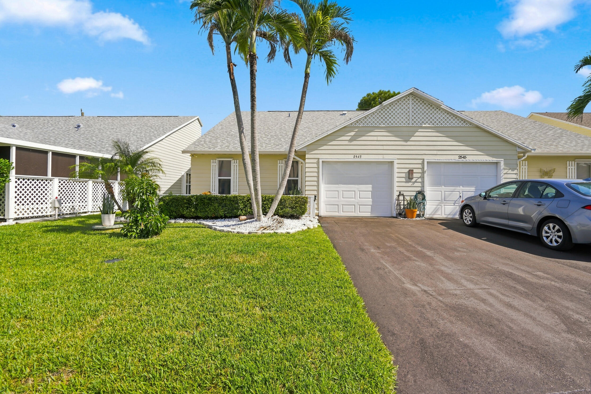 2543 SE Tropical E Circle Property Photo 1
