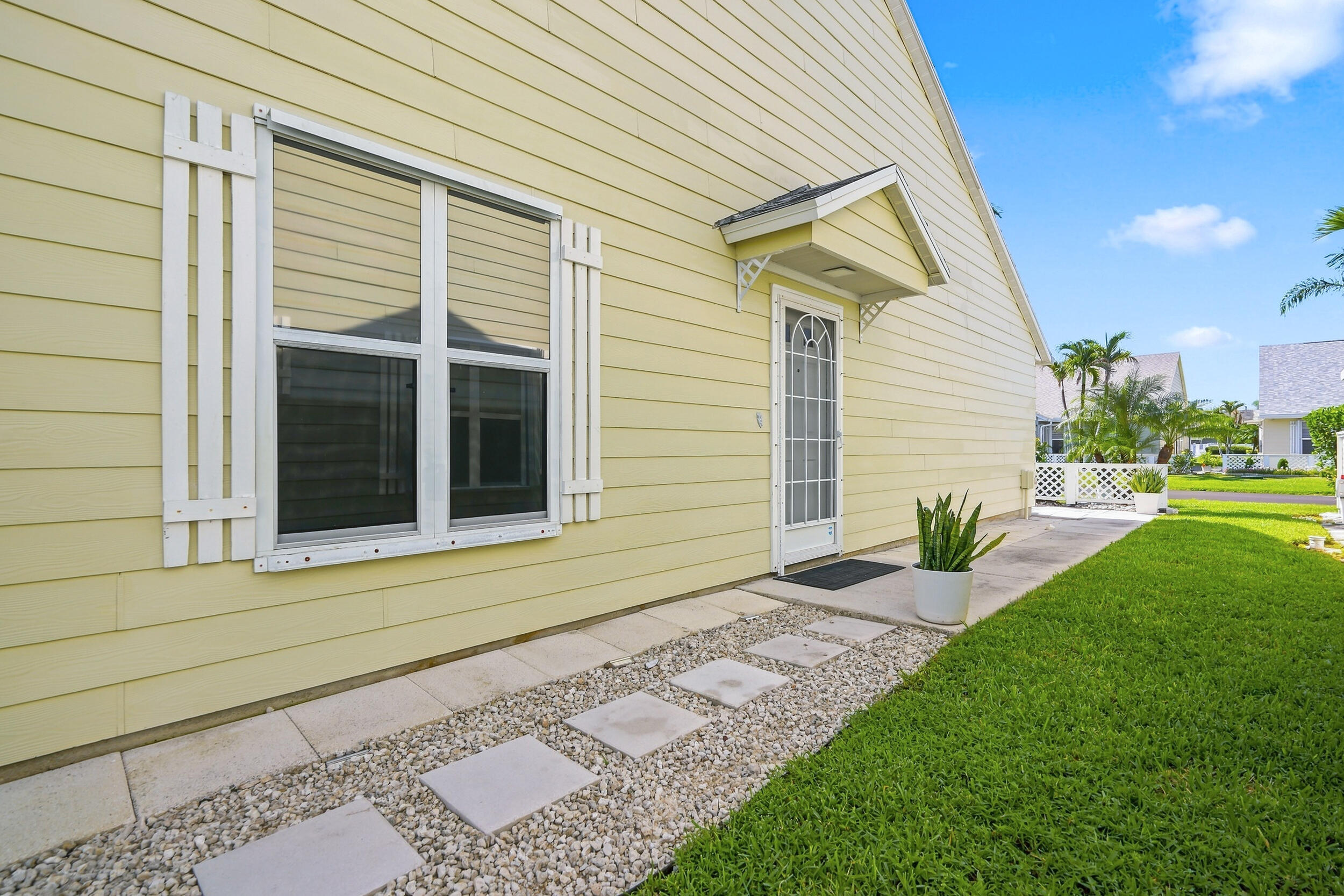 2543 Se Tropical E Circle Property Photo 2