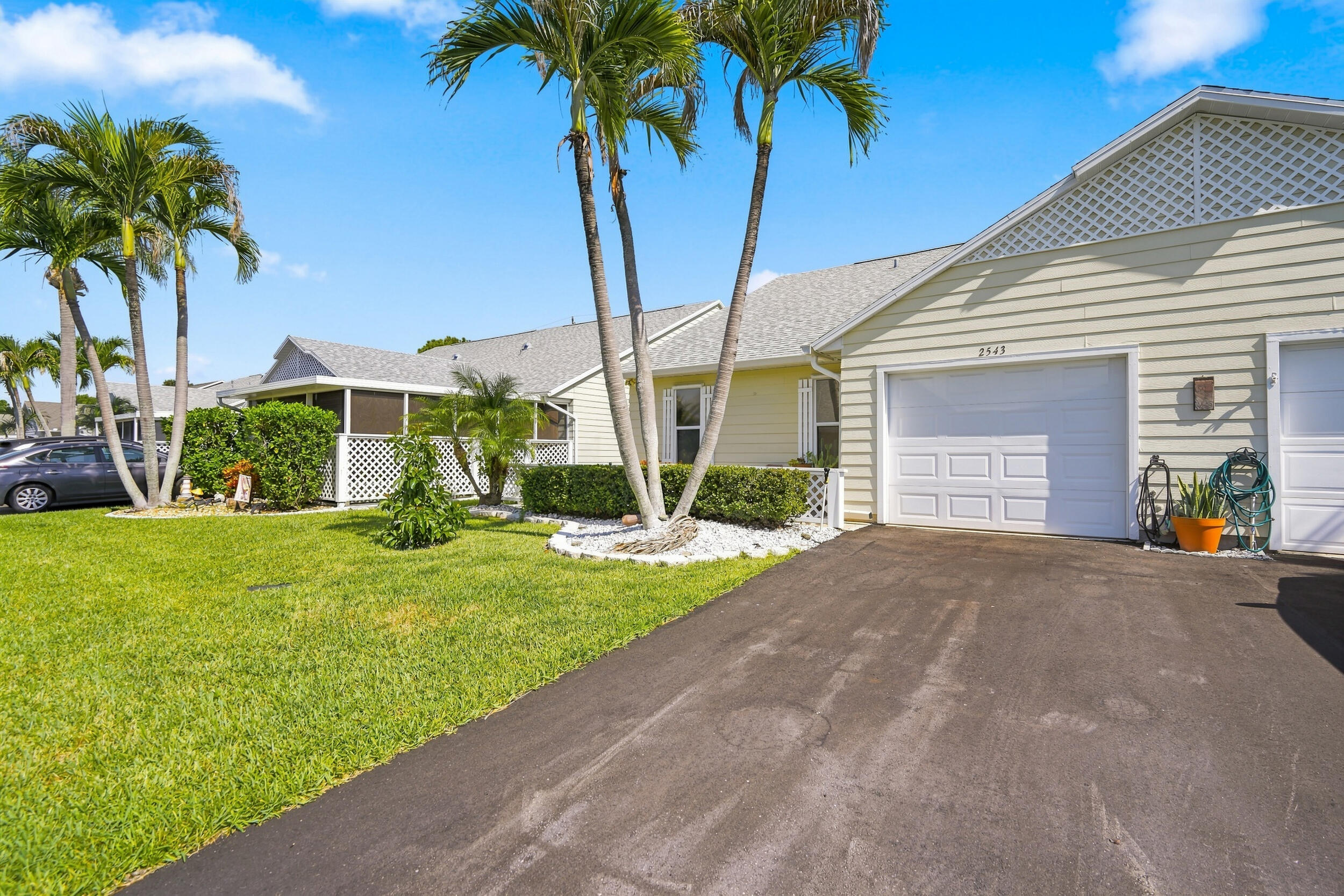 2543 Se Tropical E Circle Property Photo 3