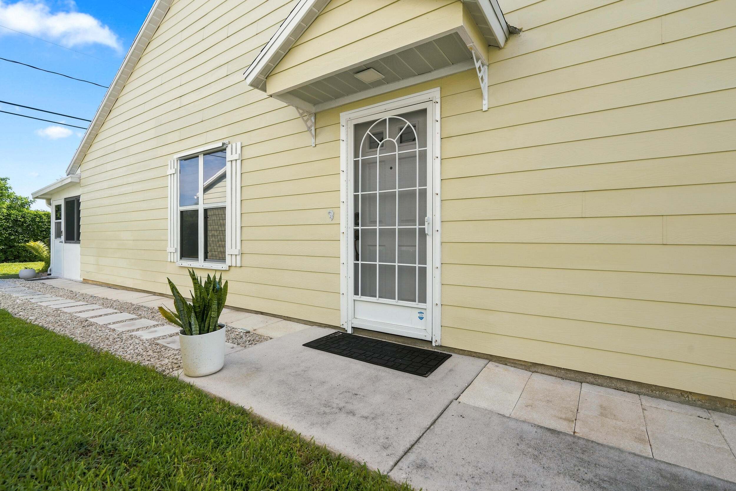 2543 Se Tropical E Circle Property Photo 4