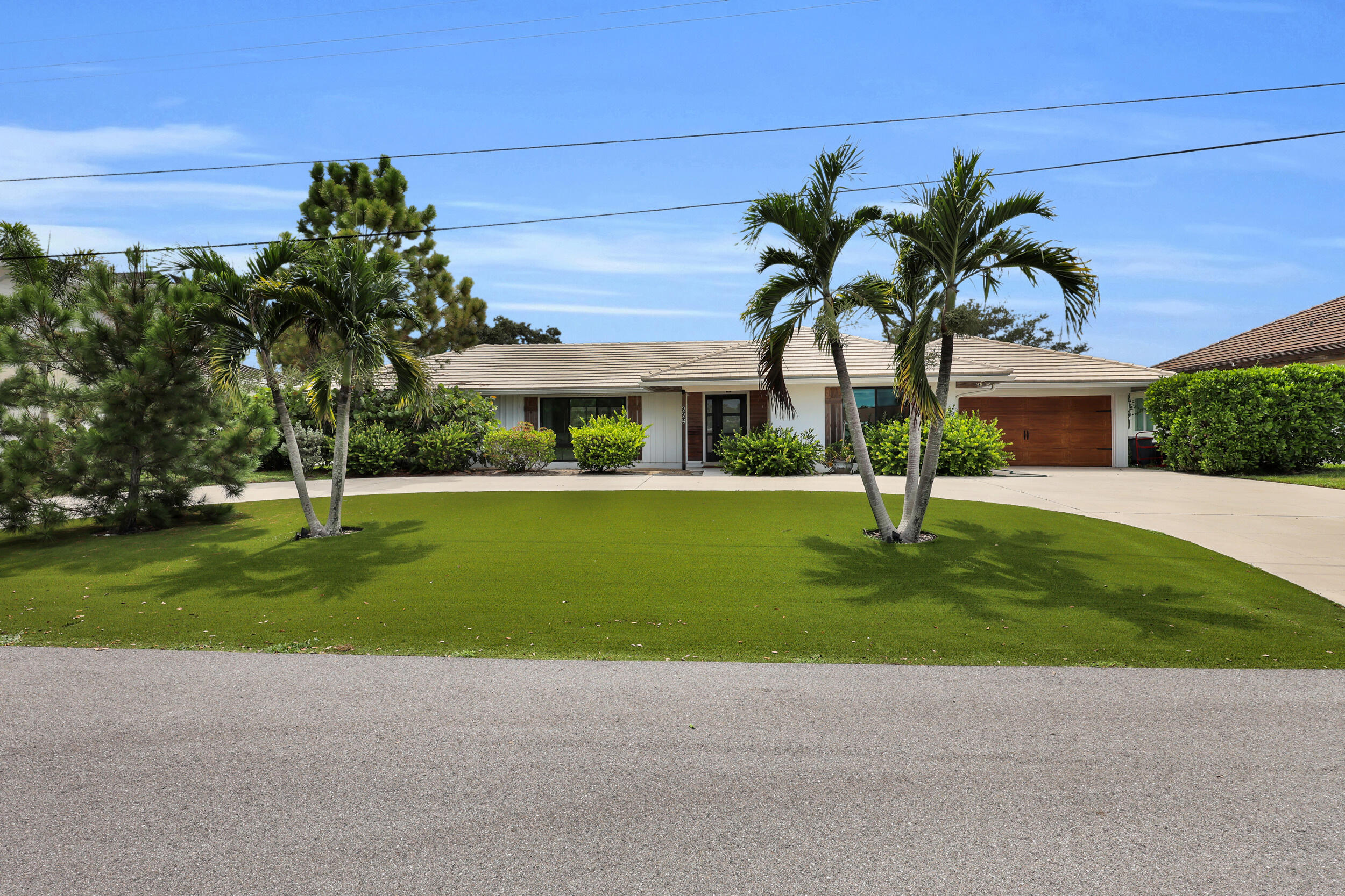 229 Fairway W Property Photo 2