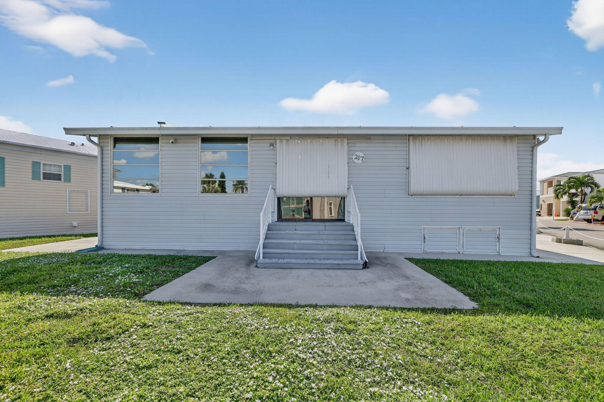 217 Nettles Boulevard Property Photo 4