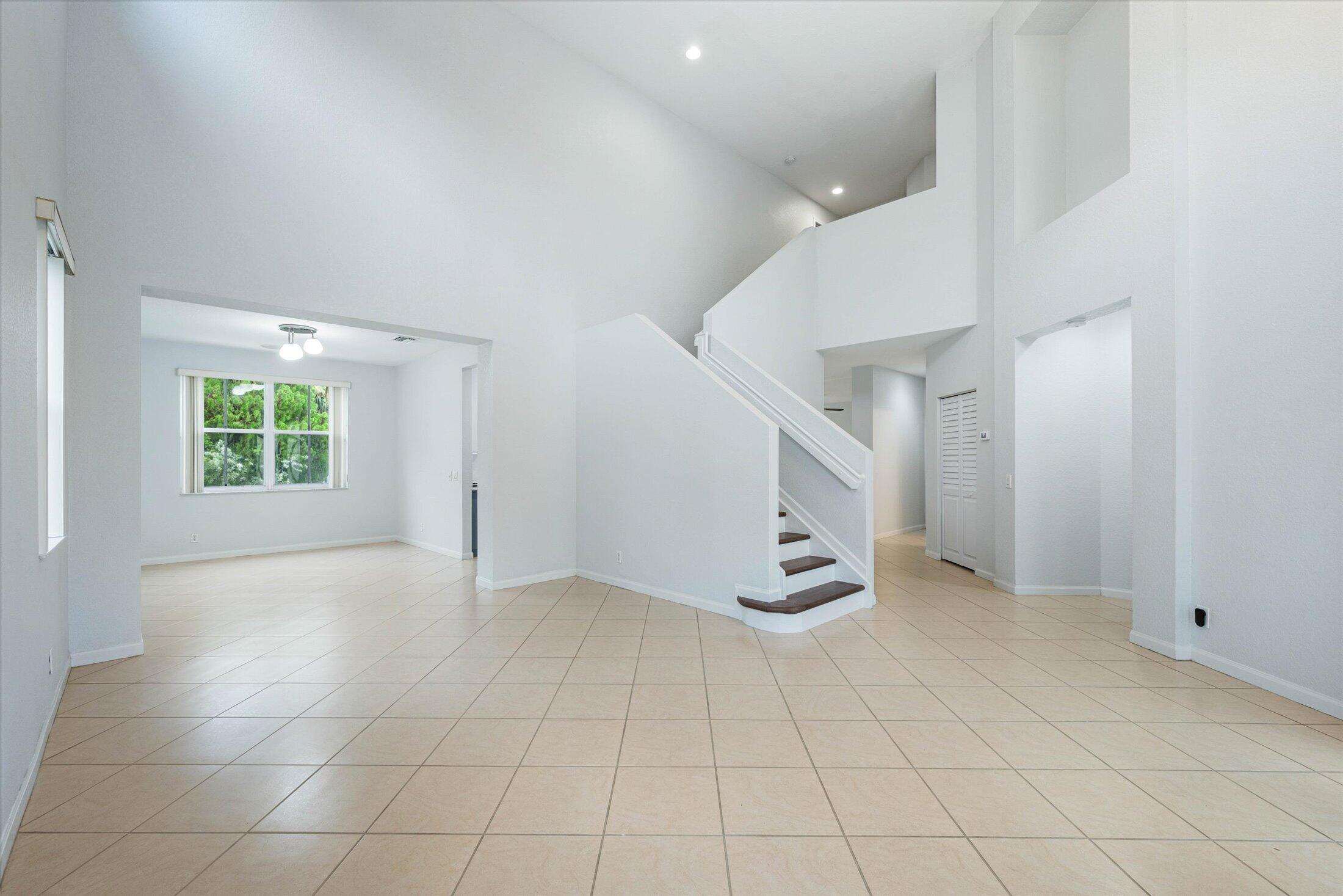 890 Hawthorn Terrace Property Photo 4