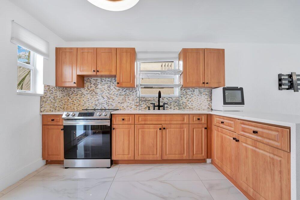 2220 Hope Street Property Photo 6