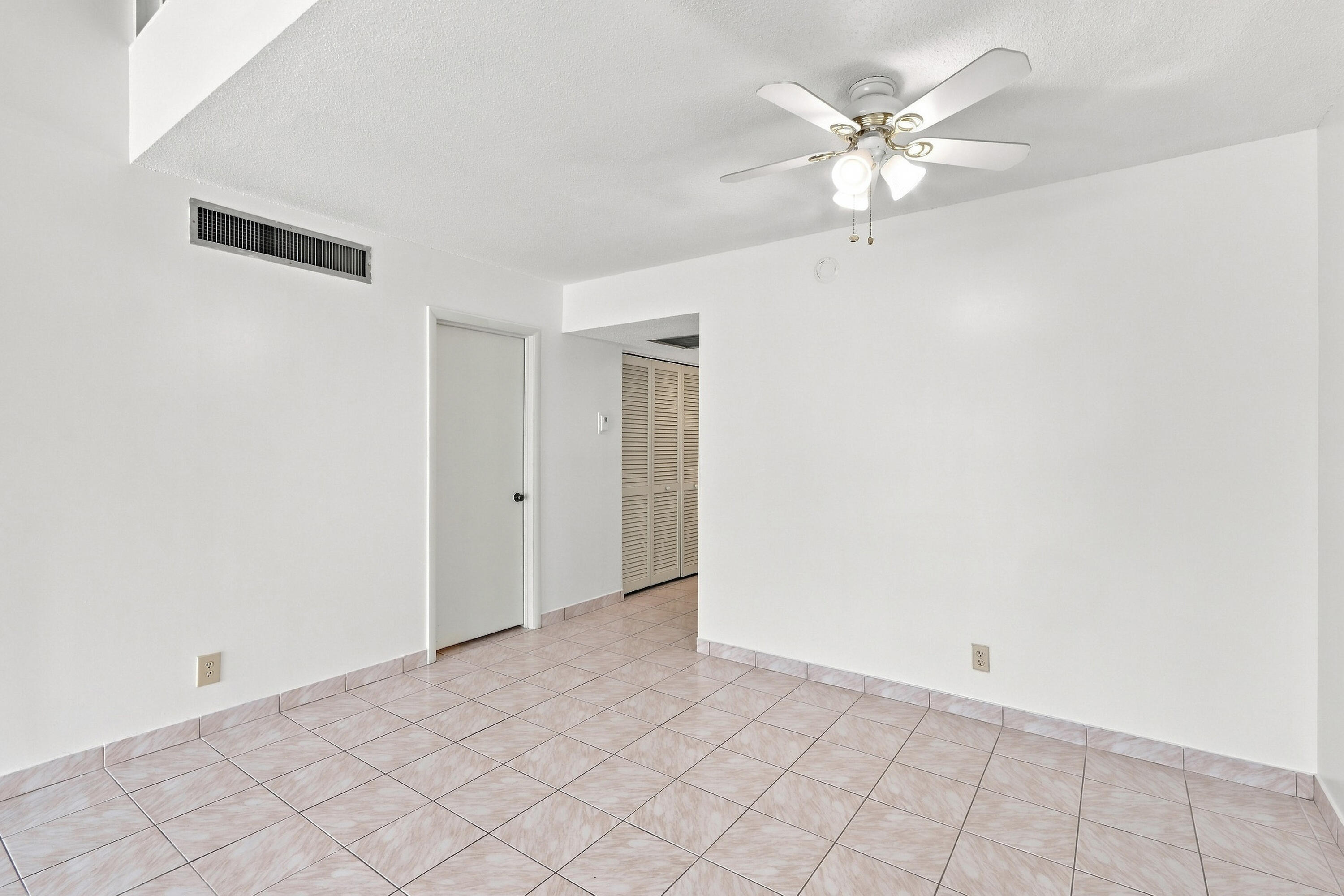 2538 Boundbrook Drive S 137 Property Photo 11