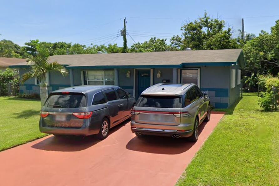650 SW 28TH Way Property Photo 1