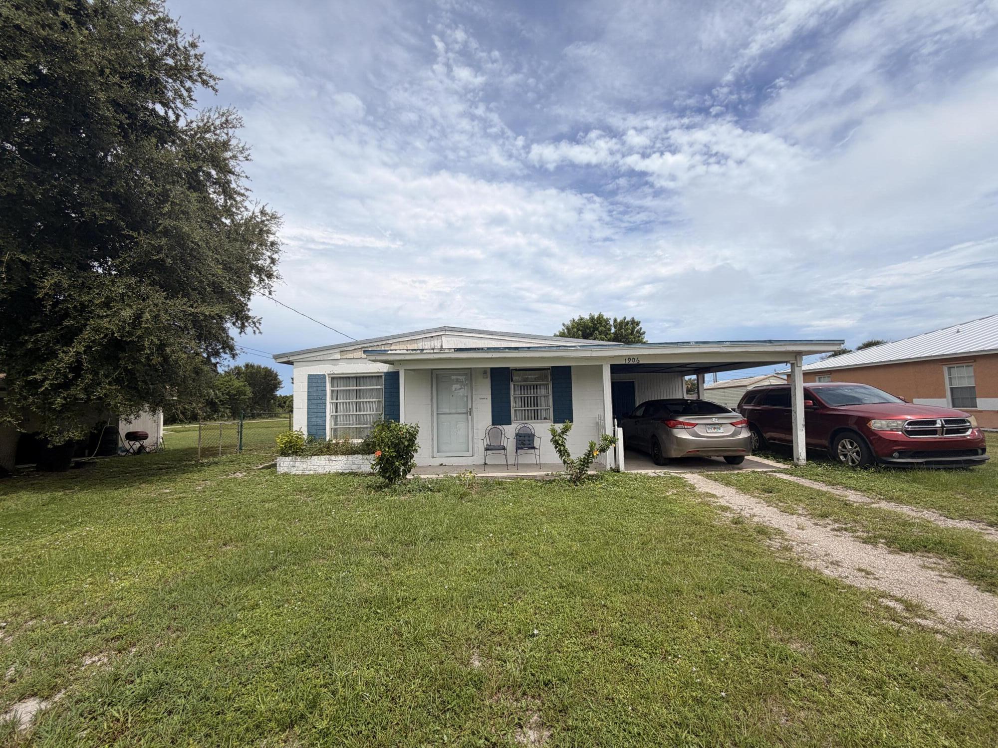 1906 N 16th Court Property Photo 1