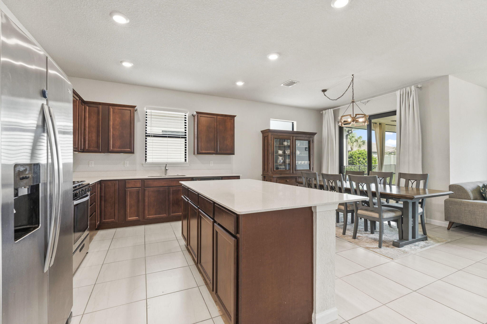 535 Se Villandry Way Property Photo 8