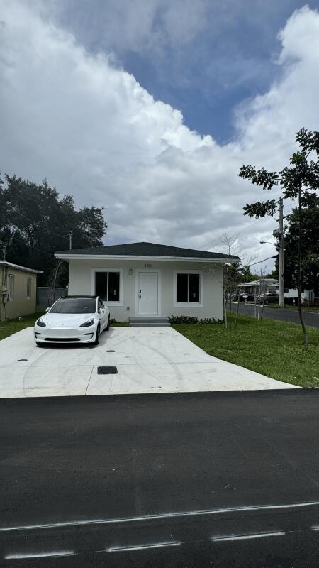1701 Nw 9th Street Property Photo 2