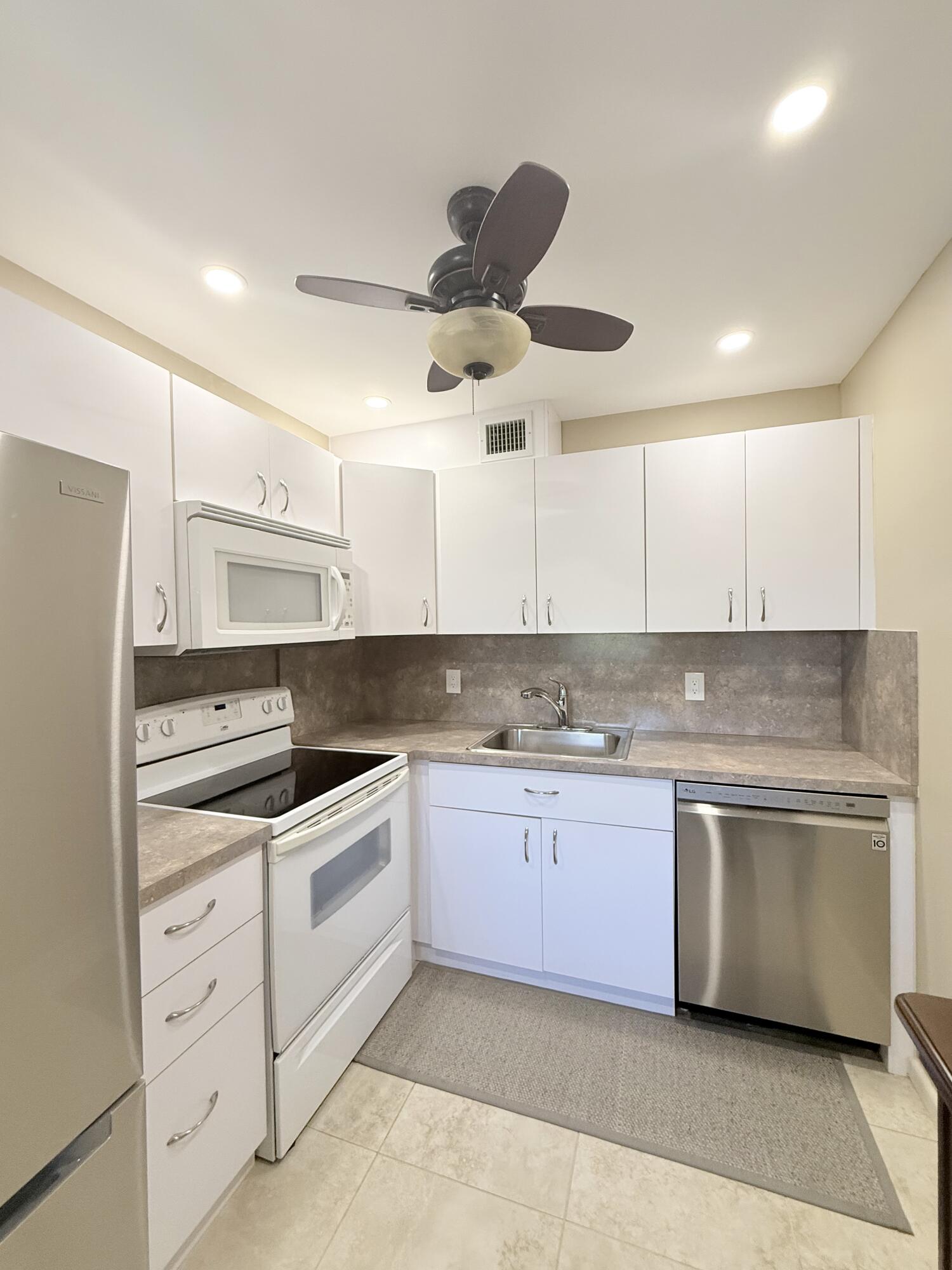 4015 Islewood D Property Photo 5