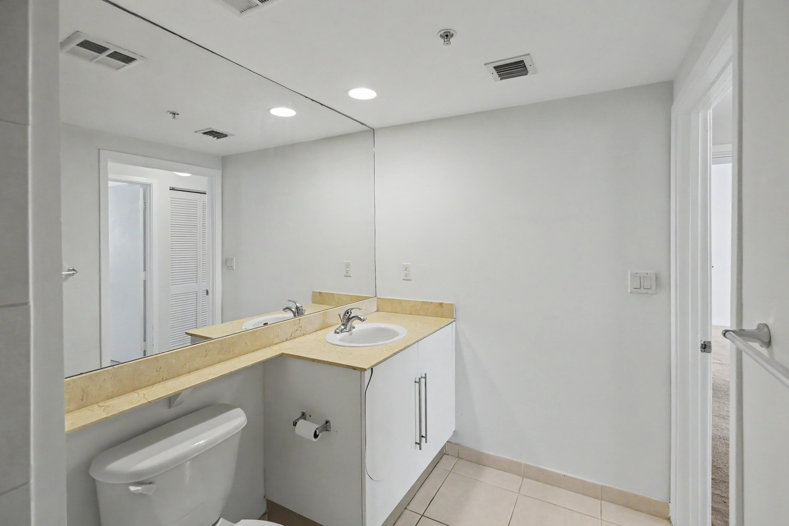 335 S Biscayne Boulevard 1002 Property Photo 18