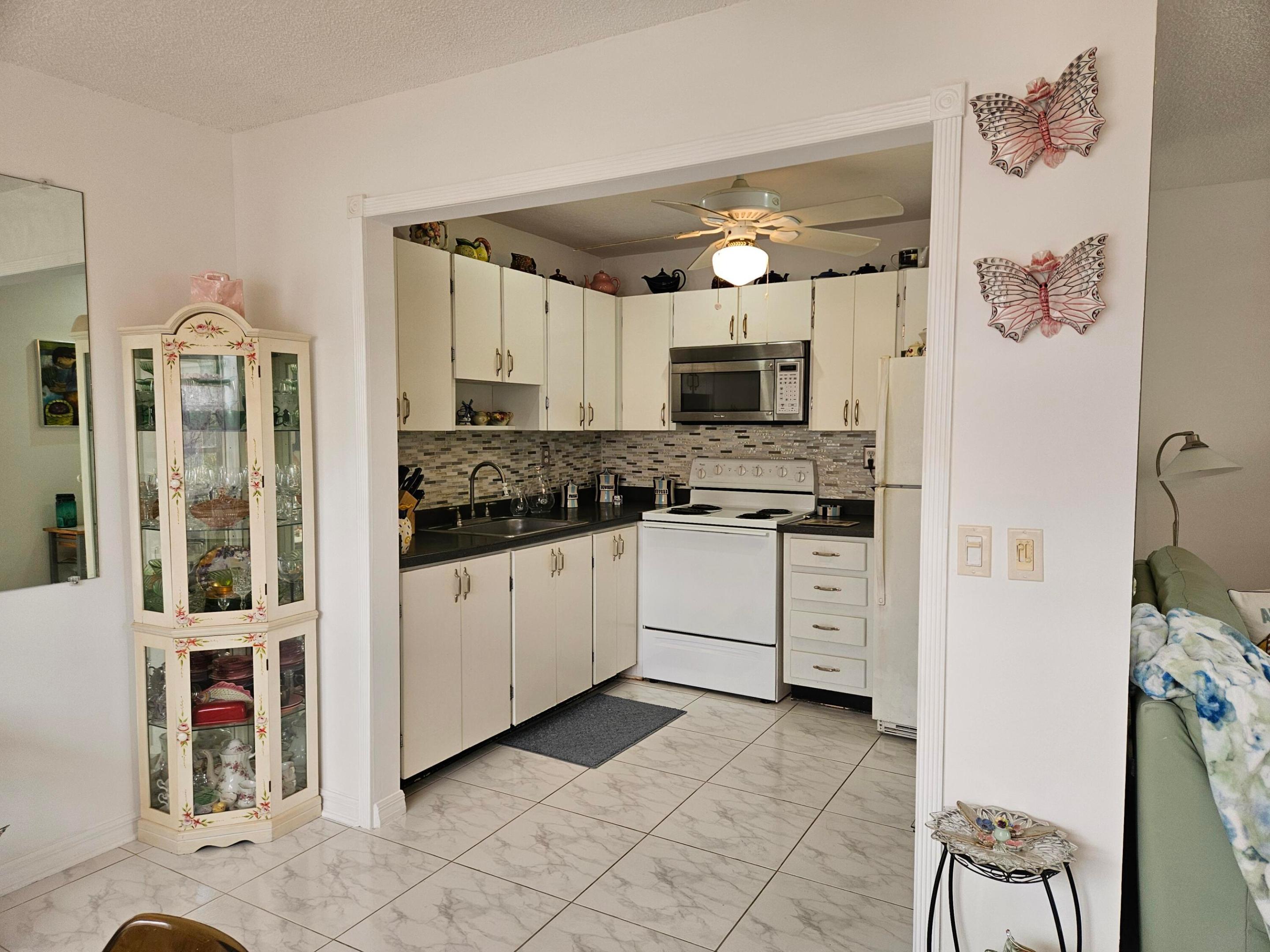 224 Burgundy E Property Photo 4
