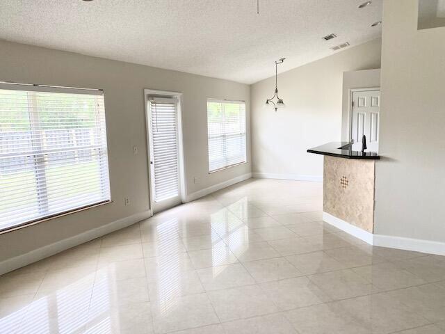 598 Nw Kingston Street Property Photo 2