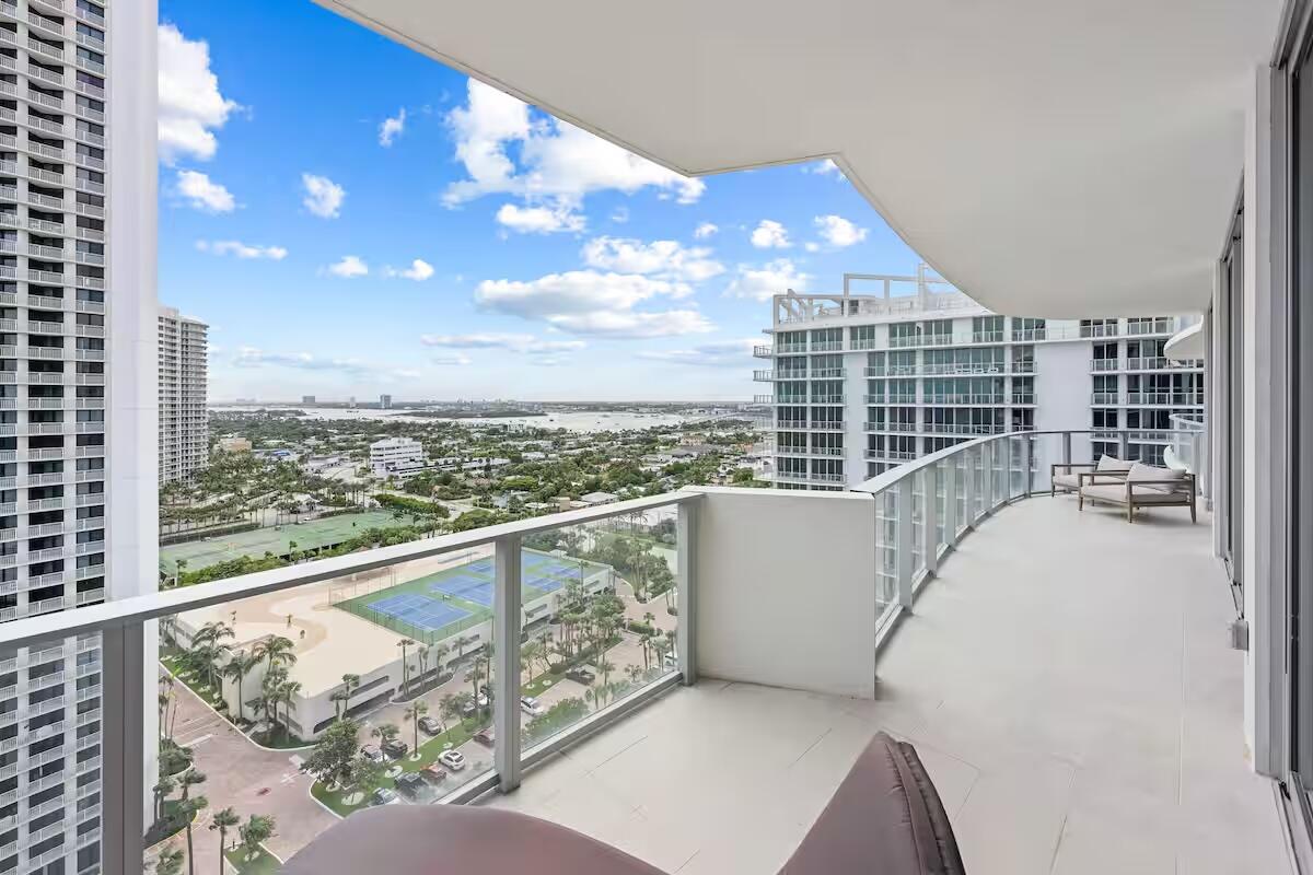 3100 N Ocean Drive H1707 Property Photo 2