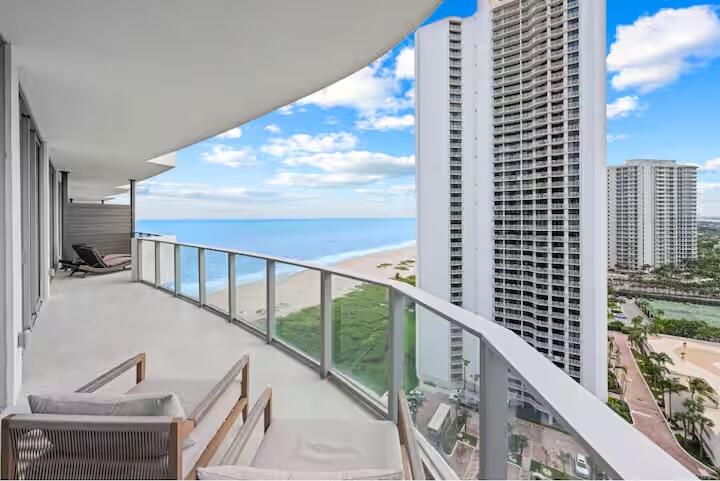 3100 N Ocean Drive H1707 Property Photo 4