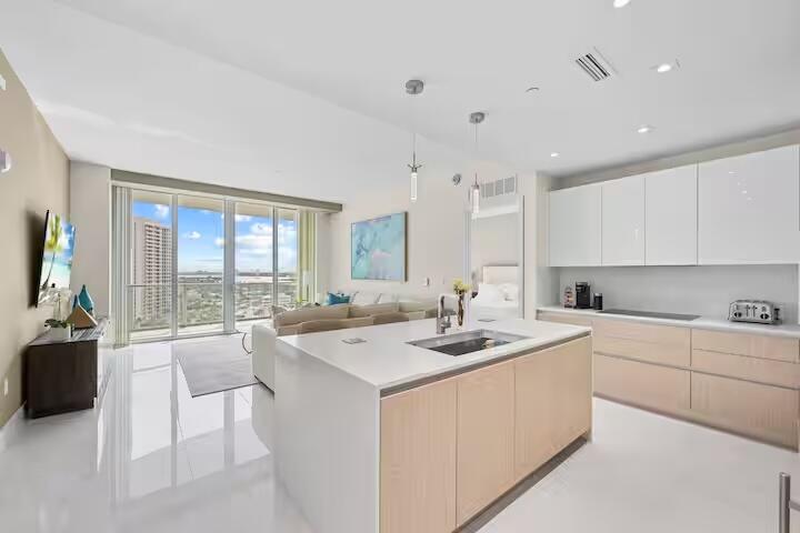 3100 N Ocean Drive H1707 Property Photo 11