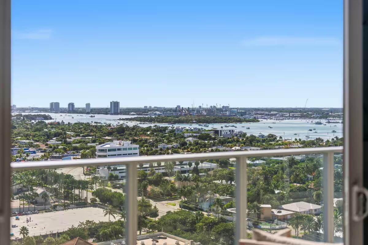 3100 N Ocean Drive H1707 Property Photo 35