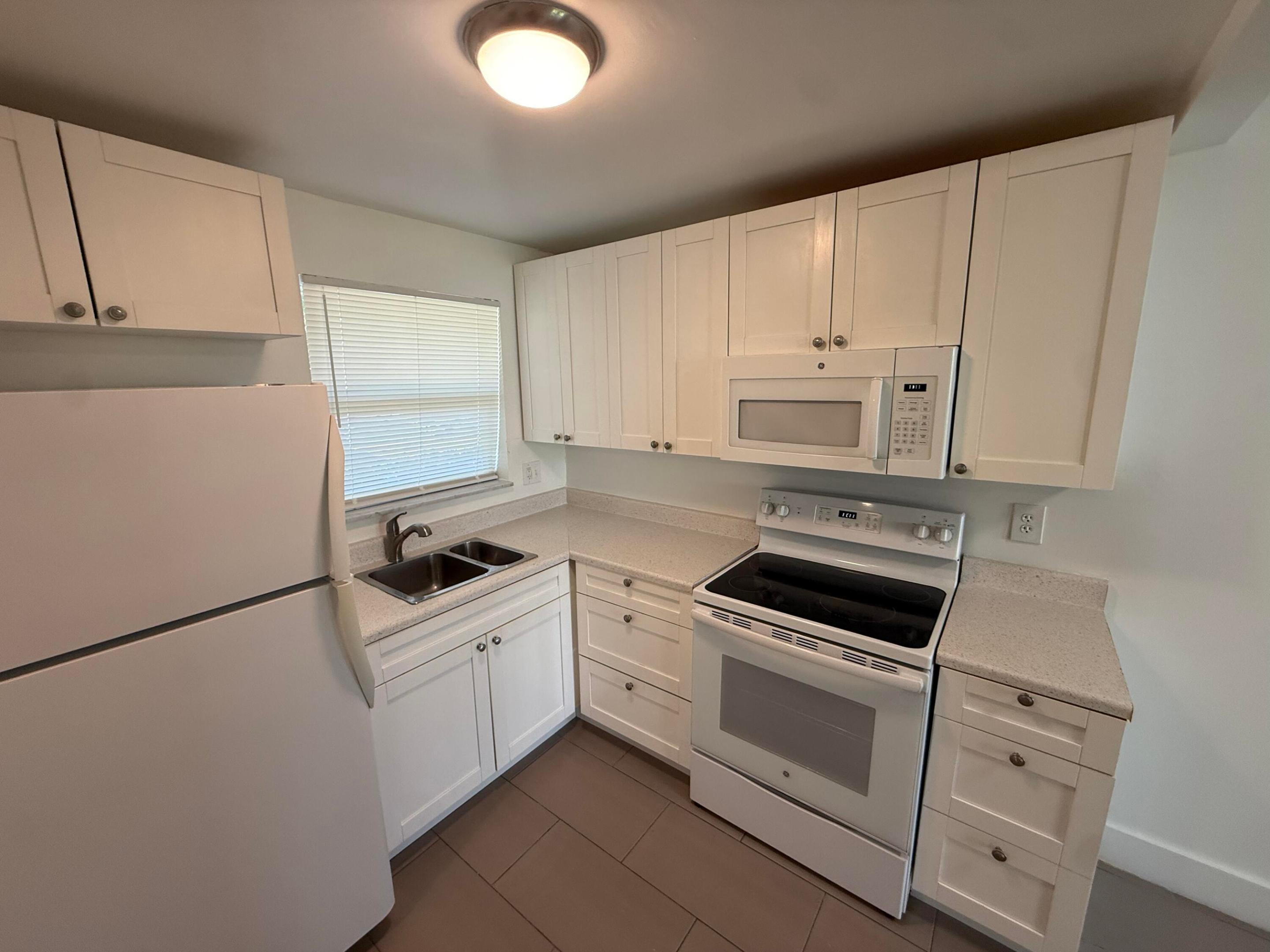 8225 SUNRISE LAKES Boulevard 106 Property Photo 1