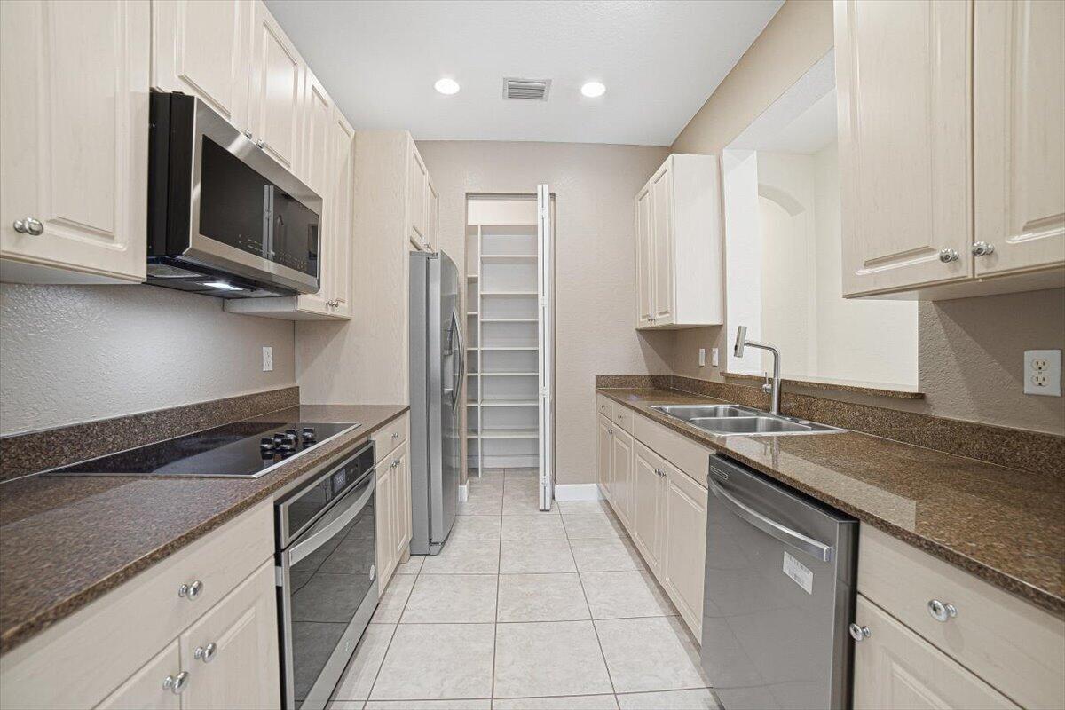 8706 Blaze Court Property Photo 12