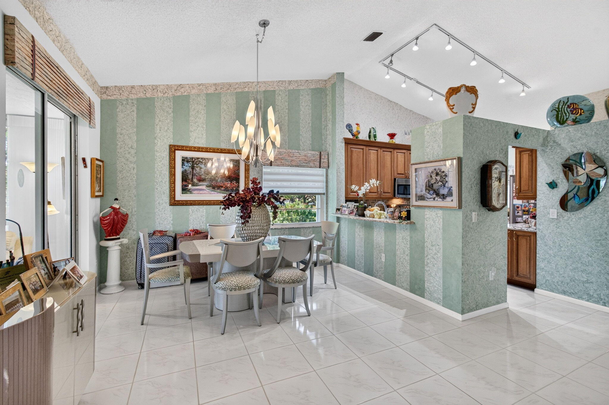 9865 Seacrest Circle 202 Property Photo 11
