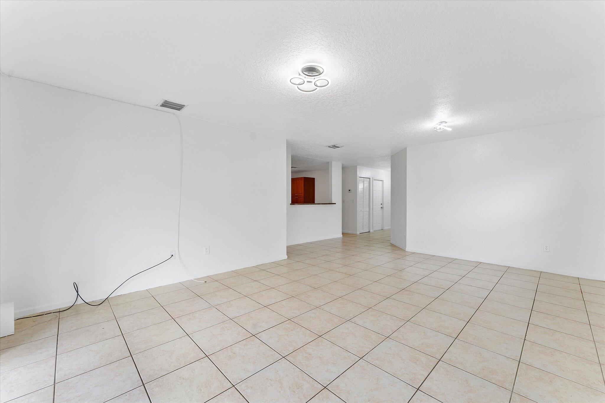 2212 Nw 9th Court Property Photo 4